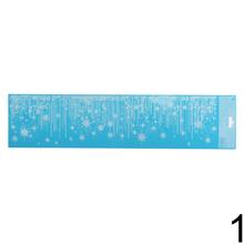 Vianočná fólia na okná s modrým pozadím a bielymi snehovými vločkami.