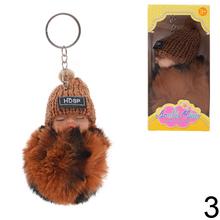 Prívesok babatko s rôznymi farbami čiapok a kožušinou.