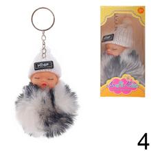 Prívesok babatko s rôznymi farbami čiapok a kožušinou.