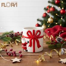 Vianočný obal s mašľou a postavičkou Mikuláša.