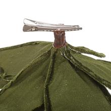 Vianočná ruža na klipe v zelenej a šampanskej farbe.