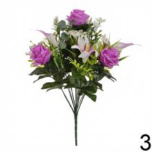 Kytica umelých kvetov s ružami a ľaliami v mixe farieb.