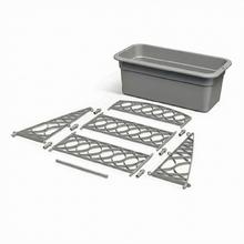 Šedý kvetináč s pergolou a dvoma oddeleniami.