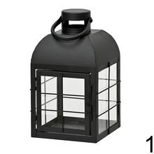 Kovový lampáš v troch farbách: čierny, šedý a biely.