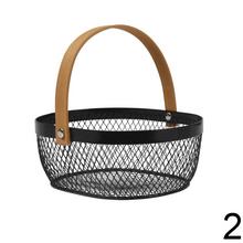 Košík z kovu s rúčkou v troch farbách.