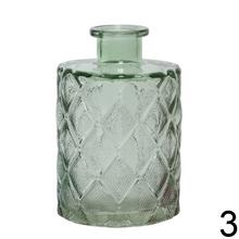 Sklenená váza v rôznych farbách a tvaroch.