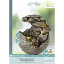 Fontána s okrúhlym kameňom a vodopádom.