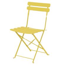 Záhradný stôl a dve stoličky v žltej farbe.