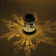 Solárny lampáš v dvoch farbách, kovový, stabilný.