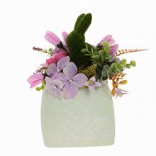 Jarné aranžmá v hrnčeku s kvetmi.