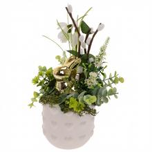 Jarné aranžmá v modrom hrnčeku s žltými tulipánmi a bielymi kvetmi.