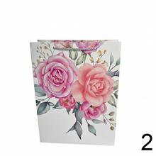 Darčeková taška s kvetinovým vzorom a trblietkami.