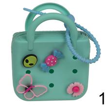 Kabelka s príveskom, so zipsom, rôzne farby a vzory.