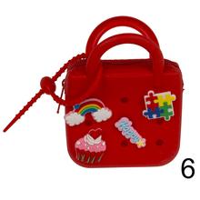 Kabelka s príveskom, so zipsom, rôzne farby a vzory.