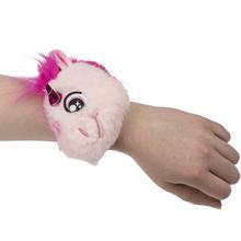 Plyšový náramok s kapsičkou so zipsom v tvare jednorožca.