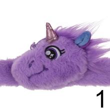 Plyšový náramok s kapsičkou so zipsom v tvare jednorožca.