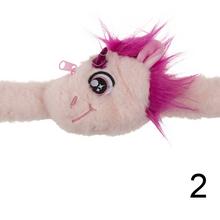 Plyšový náramok s kapsičkou so zipsom v tvare jednorožca.