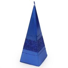Vánoční svíčka ve tvaru pyramidy s modrým glitrem.