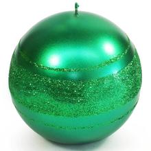 Zelená vánoční svíčka ve tvaru koule s glitrem.