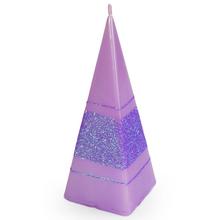 Fialová vánoční svíčka s glitrem ve tvaru pyramidy.