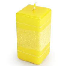 Žlutá vánoční svíčka s glitrem.