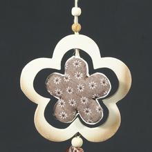 Girlanda květinového designu ze dřeva.