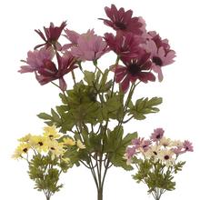 Kytice umělých margarét v podzimních barvách.