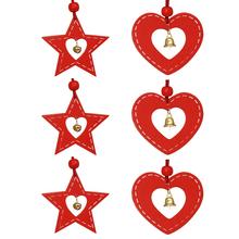 Sada červených dřevěných závěsů ve tvaru srdce a hvězdy.