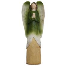 Barevný dekorativní anděl se zelenými křídly.