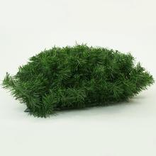 Umělý věnec ve tvaru srdce, zelený, s rozměry 44x52 cm.