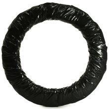 Slaměný kruh obalený černým materiálem.