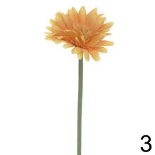 Umělá gerbera v oranžové barvě s dlouhým stonkem.