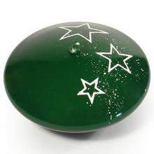 Zelená svíčka s bílými hvězdami.