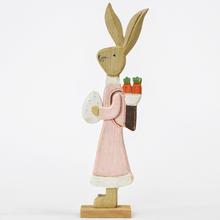 Dřevěný zajíček s nošou, 30 cm vysoký.