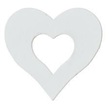 Bílé dřevěné srdíčko s otvorem.