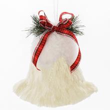 Zasněžený zvoneček s červenou stuhou a zelenými detaily.