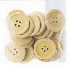 Přírodní knoflíky 2,5 cm v balení po 20 kusech.