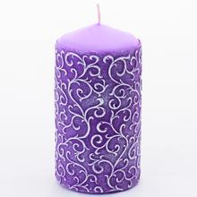 Fialová vánoční svíčka s ornamentem.