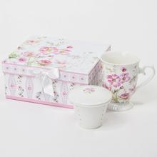 Dárkový hrníček set v růžové barvě s květinovým motivem.