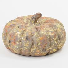 Keramická dýně s dekorativním povrchem.