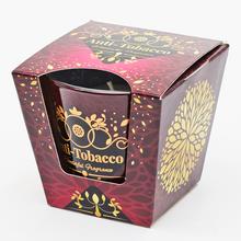 Svíčka s vůní tabáku ve skleněném obalu.