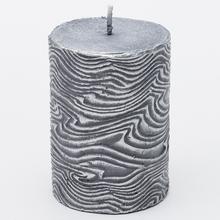 Stříbrná vánoční svíčka DUNE s ornamentálním vzorem.