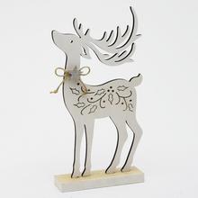 Dřevěný jelen s ozdobami, bílé barvy.