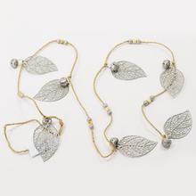 Girlanda se 7 kovovými listy a ozdobnými kuličkami.