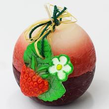 Ovocná svíčka s jahodou a dekorativní koulí.