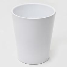 Bílý keramický obal na orchideje.