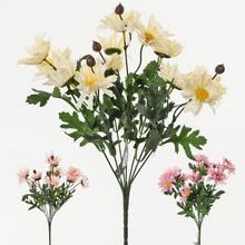 Kytice margarét s umělými květy v bílé a růžové barvě.