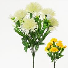 Kytice chryzantém v mixu barev s umělými květy.