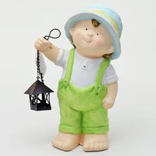 Keramický chlapec s lampášem