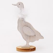 Dřevěná bílá husa s peřím.